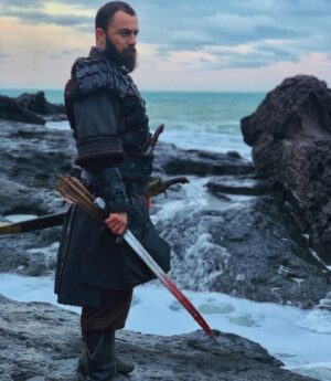 Eren Hacısalihoğlu Instagram - “Ben ölünce bir elimi tabutun dışına atın. İnsanlar görsünler ki padişah olan Süleyman bu dünyadan eli boş gitmiştir.” Kanuni Sultan Süleyman 📸 :  @thevurdem