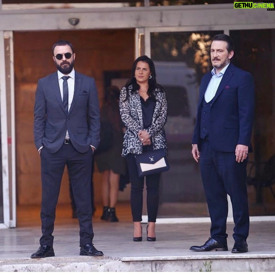 Eren Hacısalihoğlu - 3 Likes - Ortam gergin. Kravatım yamuk . Ayağımın altındaki mermer kırık.