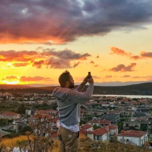 Eren Hacısalihoğlu Instagram - Ne diyordu Halikarnas Balıkçısı; “İyi insanlar kırıldıkları zaman sevmeyi bırakmazlar, göstermeyi bırakırlar.”