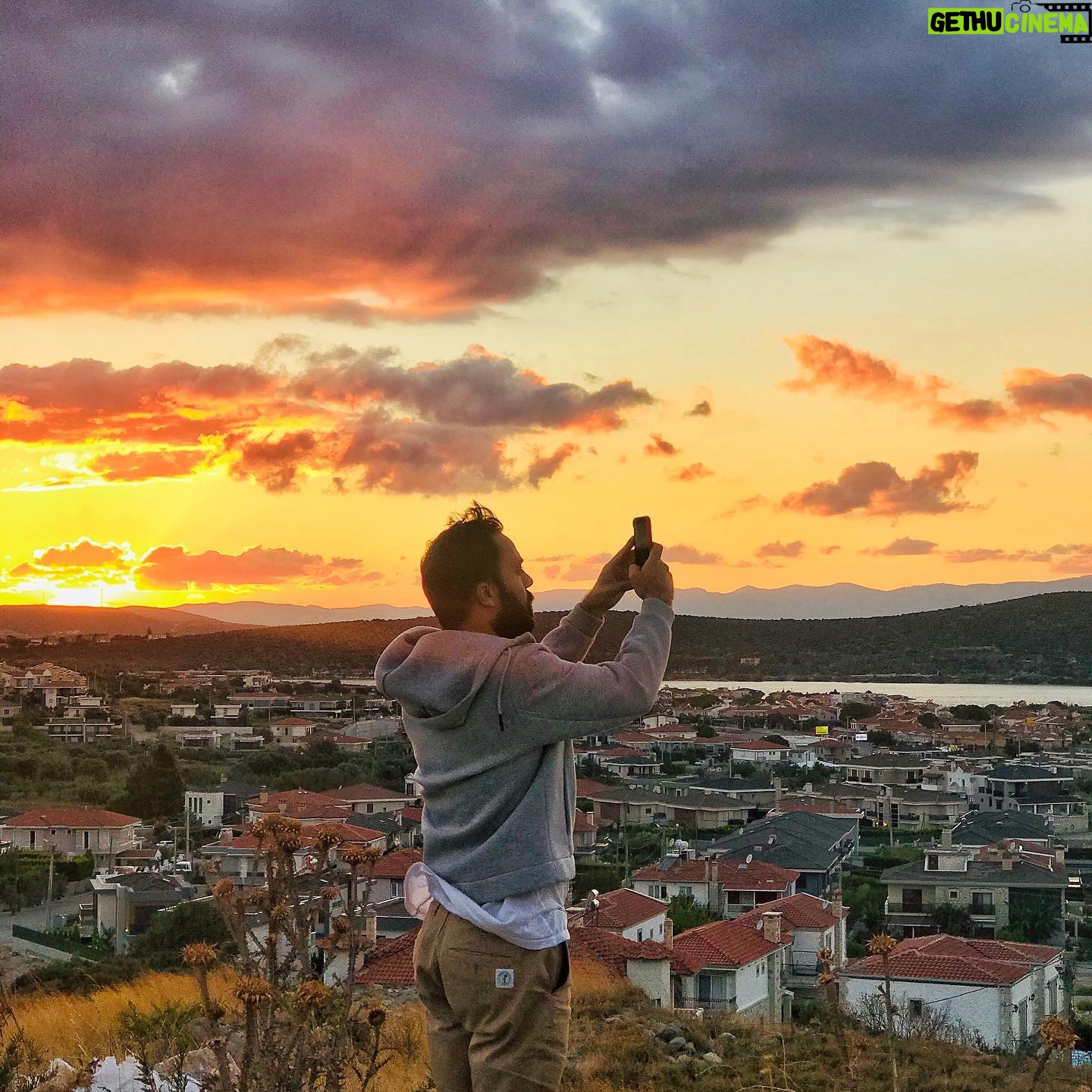 Eren Hacısalihoğlu - 3 Likes - Ne diyordu Halikarnas Balıkçısı; “İyi insanlar kırıldıkları zaman sevmeyi bırakmazlar, göstermeyi bırakırlar.”
