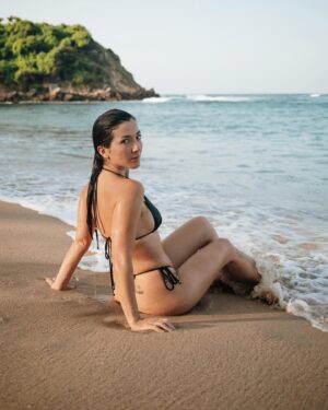 Eréndira Ibarra Instagram - Sueño con las olas que acarician mis pensamientos y me llenan de paz…
.
.
.
🌊🤍🫂✨
.
.
.
📸 @edavidm 
#Sweetdreams