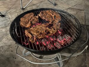 Eric Mun Instagram - 둘째매형 로이형님이 만들어준 grilled steak taco 진짜 파는것보다 훨씬 맛있음. 둘째누나 아들 트로이는 하버드 의대나온 닥터 아빠를 닮아 초등학생이 벌써 어플을 만들어서 상도 받았음. 자랑 맞습니다😉 #가져가서먹으라고듬뿍싸줌 #하버드 #havard  #타코 #taco #carneasada #jmt #2kg증가
