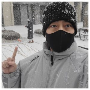 Eric Mun Instagram - 올해 본 첫눈 ❄ ⛄ #첫눈 #눈 #산책