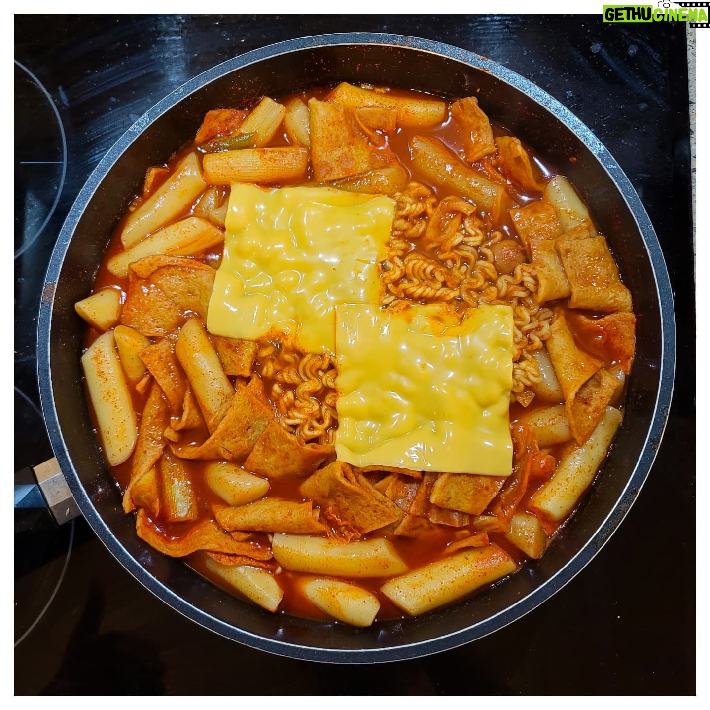 Eric Mun - 8.4K Likes - 20년째 언니와 신화창조ing 조카 생일이 3월24일인 포항의 떡볶이집 하시는 팬분께서, 떡볶이 밀키트를 보내주셨습니다~ 진짜 맛있네요 jmt. 떡볶이 라볶이 좋아하시는분들 이집 시식해보세요~ 떡볶이 누르면 태그 나옴니다! 이미 유명한집 같지만 더 대박나세요~ 👍🏻 #떡볶이 #장수막걸리 #밀키트 #떡볶이밀키트 #떡볶이맛집 #cuphouse #jmtgr