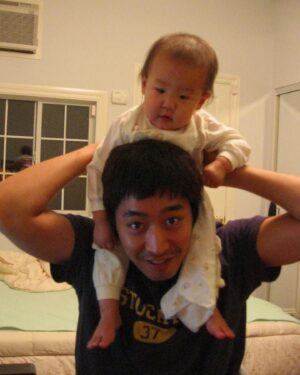 Eric Mun Instagram - 2004년 미국LA공연때 부터 신화삼촌들이랑 함께해온 에릭삼촌 앞쌈바 옆쌈바를 따라하던 우리 채영이가 이제 대학생이 된다. 할머니 할아버지도 본인차로 운전해서 구경시켜 드리고, 자기가 일해서 번 돈으로 할머니 에어팟프로 비싼거 사주고 대견스럽네~ 우동진 삼촌들 새 노래 나왔는데 우리 채영이의 응원도 받길~ 👍🏼 #보석함챌린지 #보석함 #댄스챌린지 #kpop #kpopdancecover #dance #dancechallenge #신화 #우동진 #wdj #미국조카가응원합니다
