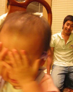 Eric Mun Instagram - 2004년 미국LA공연때 부터 신화삼촌들이랑 함께해온 에릭삼촌 앞쌈바 옆쌈바를 따라하던 우리 채영이가 이제 대학생이 된다. 할머니 할아버지도 본인차로 운전해서 구경시켜 드리고, 자기가 일해서 번 돈으로 할머니 에어팟프로 비싼거 사주고 대견스럽네~ 우동진 삼촌들 새 노래 나왔는데 우리 채영이의 응원도 받길~ 👍🏼 #보석함챌린지 #보석함 #댄스챌린지 #kpop #kpopdancecover #dance #dancechallenge #신화 #우동진 #wdj #미국조카가응원합니다