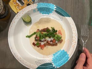 Eric Mun Instagram - 둘째매형 로이형님이 만들어준 grilled steak taco 진짜 파는것보다 훨씬 맛있음. 둘째누나 아들 트로이는 하버드 의대나온 닥터 아빠를 닮아 초등학생이 벌써 어플을 만들어서 상도 받았음. 자랑 맞습니다😉 #가져가서먹으라고듬뿍싸줌 #하버드 #havard  #타코 #taco #carneasada #jmt #2kg증가