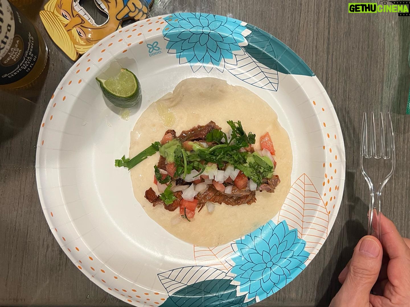 Eric Mun - 7.3K Likes - 둘째매형 로이형님이 만들어준 grilled steak taco 진짜 파는것보다 훨씬 맛있음. 둘째누나 아들 트로이는 하버드 의대나온 닥터 아빠를 닮아 초등학생이 벌써 어플을 만들어서 상도 받았음. 자랑 맞습니다😉 #가져가서먹으라고듬뿍싸줌 #하버드 #havard #타코 #taco #carneasada #jmt #2kg증가
