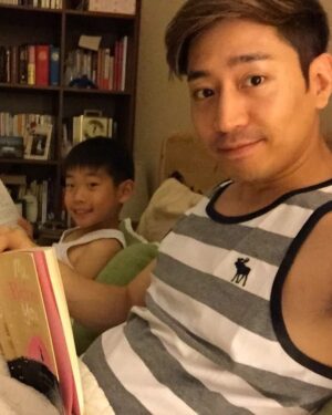 Eric Mun Instagram - 요렇게 작았던 큰누나아들 데니얼. 인제 다 커서 할머니 할아버지 모시고 쇼핑도 가고, 할아버지 에어팟프로도 선물해드리고 최고👍🏼 #삼촌 #조카 #독서 #에어팟프로 #채준이는할아버지사주고 #채영이는할머니사주고 #착해☺️
