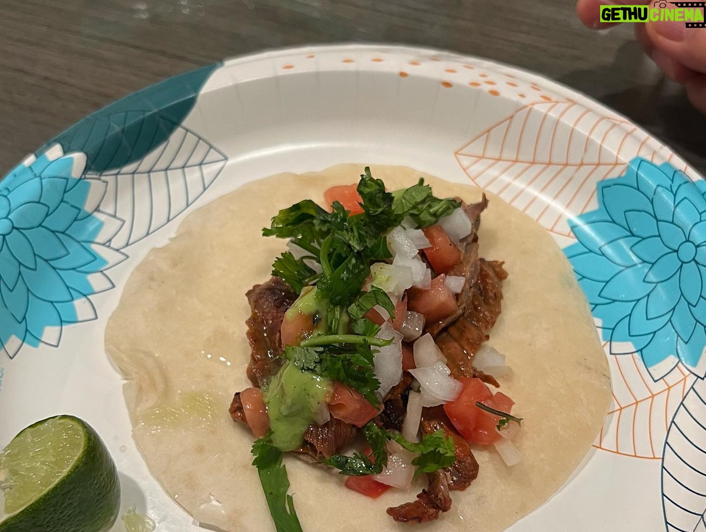 Eric Mun - 7.3K Likes - 둘째매형 로이형님이 만들어준 grilled steak taco 진짜 파는것보다 훨씬 맛있음. 둘째누나 아들 트로이는 하버드 의대나온 닥터 아빠를 닮아 초등학생이 벌써 어플을 만들어서 상도 받았음. 자랑 맞습니다😉 #가져가서먹으라고듬뿍싸줌 #하버드 #havard #타코 #taco #carneasada #jmt #2kg증가