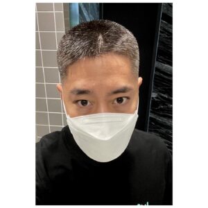 Eric Mun Instagram - 날이 덥길래. 30대 부터 2주마다 해온 새치염색으로부터 두피를 해방 시켜 주기로 했다. #솔트앤페퍼 #벌꿀오소리컷 #간만에생존인증폭풍업뎃끝 #배고프다 #해물탕먹고싶다 #벌꿀도먹고싶은건기분탓☺️
