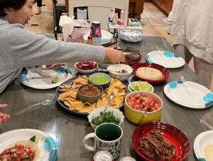 Eric Mun Instagram - 둘째매형 로이형님이 만들어준 grilled steak taco 진짜 파는것보다 훨씬 맛있음. 둘째누나 아들 트로이는 하버드 의대나온 닥터 아빠를 닮아 초등학생이 벌써 어플을 만들어서 상도 받았음. 자랑 맞습니다😉 #가져가서먹으라고듬뿍싸줌 #하버드 #havard  #타코 #taco #carneasada #jmt #2kg증가