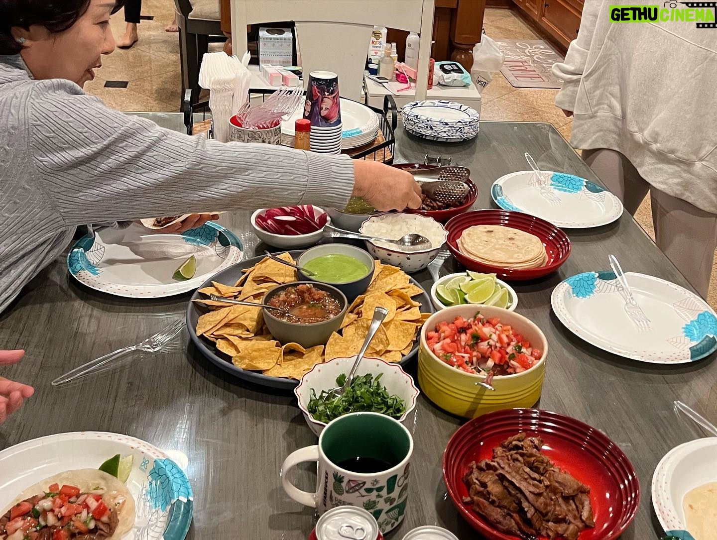Eric Mun - 7.3K Likes - 둘째매형 로이형님이 만들어준 grilled steak taco 진짜 파는것보다 훨씬 맛있음. 둘째누나 아들 트로이는 하버드 의대나온 닥터 아빠를 닮아 초등학생이 벌써 어플을 만들어서 상도 받았음. 자랑 맞습니다😉 #가져가서먹으라고듬뿍싸줌 #하버드 #havard #타코 #taco #carneasada #jmt #2kg증가