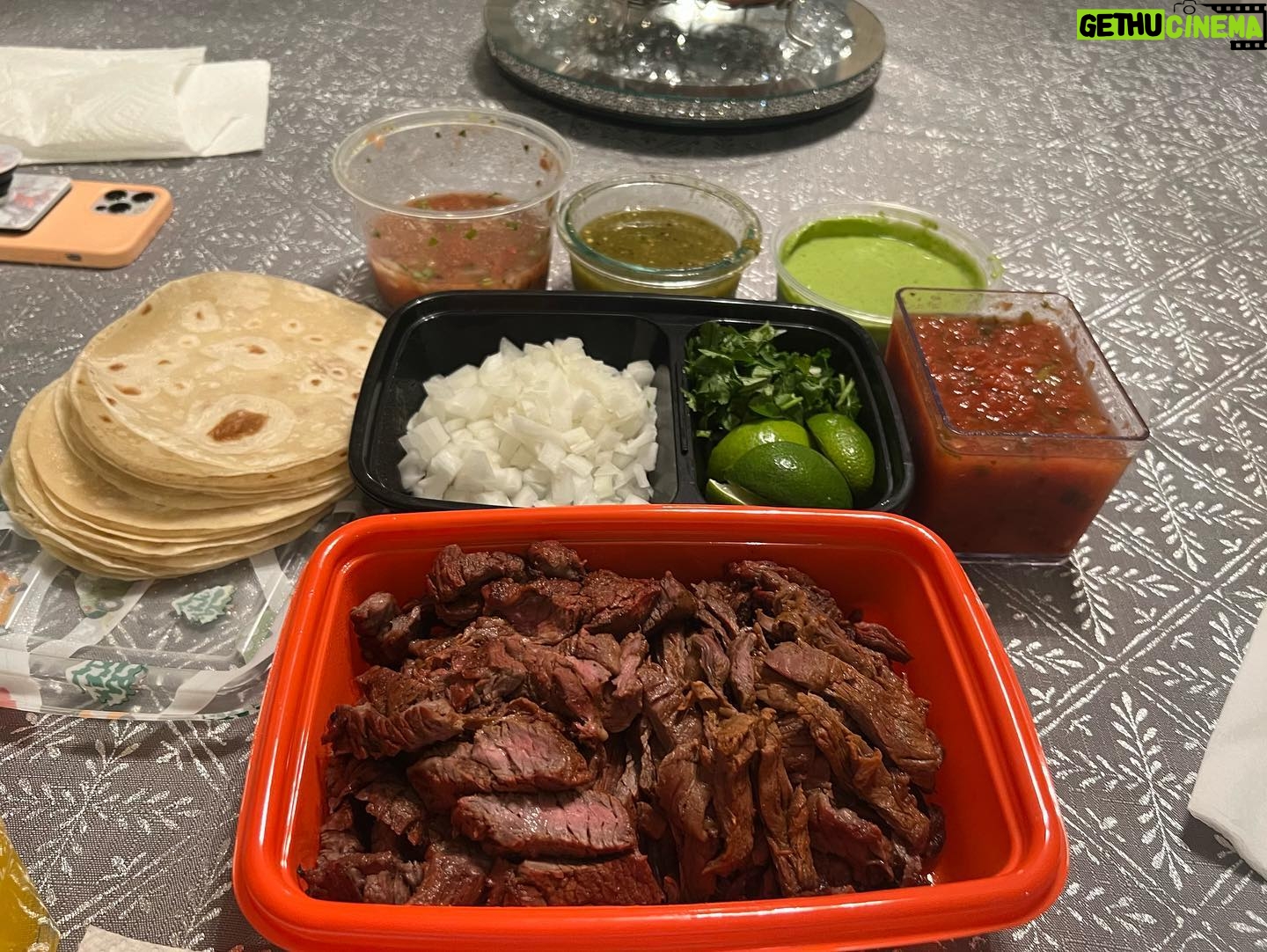 Eric Mun - 7.3K Likes - 둘째매형 로이형님이 만들어준 grilled steak taco 진짜 파는것보다 훨씬 맛있음. 둘째누나 아들 트로이는 하버드 의대나온 닥터 아빠를 닮아 초등학생이 벌써 어플을 만들어서 상도 받았음. 자랑 맞습니다😉 #가져가서먹으라고듬뿍싸줌 #하버드 #havard #타코 #taco #carneasada #jmt #2kg증가