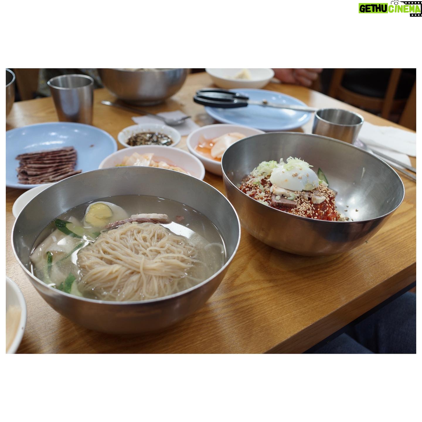 Eric Mun - 6.7K Likes - 물냉을 시키면 비냉을 먹고싶으니 냉면집에 갈땐 뺏어먹어도 화내지 않는 베프와 가기 #평양면옥 #물냉면 #비빔냉면 #수육 #만두 #강두 #하우두유두