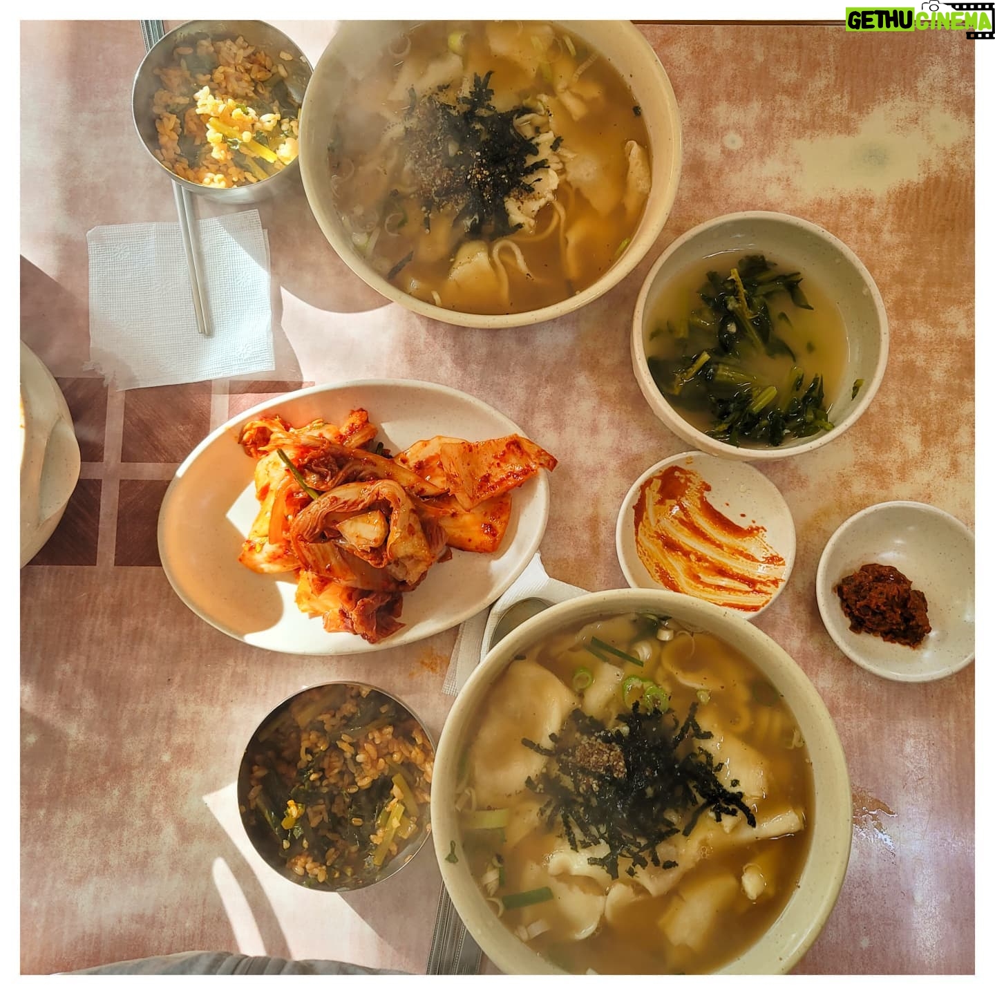 Eric Mun - 7.9K Likes - 음식의 원상태를 궁금해하셔서 한단계씩 보여드릴께요~ 요즘 닭 아님 조개국물 칼국수에 살짝 질릴 쯤에 멸치 황태 베이스의 깊은 국물과 반죽잘된 칼국수와 수제비, 에피타이저로 나오는 열무보리밥도 너무 맛있었습니다 #겨울엔 #칼국수