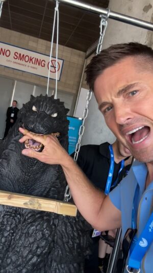 Eric Winter Instagram - Comic Con 2024 was a success! Love this group and our amazing show @therookieabc We are incredibly blessed with this amazing fandom to be here for our season 7 launch! Vamos! #therookie #bradford #comiccon 

Styled by  @janellelyn
outfit - @paulsmithdesign 
shoes - @giuseppezanotti