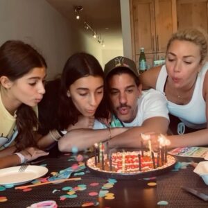 Erick Elías Instagram - Es mi cumpleaños. Y soy FELIZ. 🎈🎂🥞🍔🍕🍟💥🍾🎈🧿