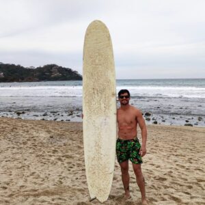 Erik Díaz Instagram - Surfear ha sido una de las mejores decisiones de mi vida. 
Gracias carnal @manligonio por ser tan buen guía y compartir conmigo la filosofía de las olas 🏄🏽‍♂️