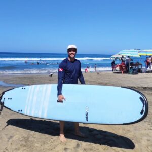Erik Díaz Instagram - Surfear ha sido una de las mejores decisiones de mi vida. 
Gracias carnal @manligonio por ser tan buen guía y compartir conmigo la filosofía de las olas 🏄🏽‍♂️