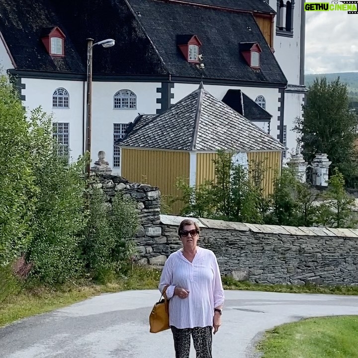Erik Hagen - 2.7K Likes - Nå er vi i Røros nydelig sted💜🦩🐼