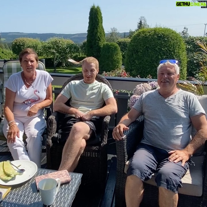 Erik Hagen - 4.4K Likes - Vi er på besøk i åsmarka , vi besøker Jonas og familie ha en fin sommer💜😎🙂