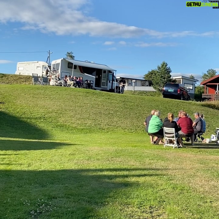 Erik Hagen - 2.8K Likes - Sånn har vi det på Furuådden camp flått musikk 👍❤️💜💙