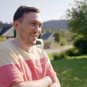 Erik Hagen Instagram - Ikke så lett å vite hva en influenser gjør😅Men da hjelper det med besøk av @dennisvareide 🤩. 4 episoder fra serien Snefrid og Erik blir influensere ligger nå ute og hver mandag kommer det to nye episoder. Takk for så mange hyggelige tilbakemeldinger mvh Snefrid og Erik