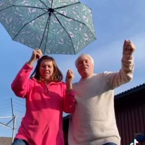 Erik Hagen Instagram - Hvis dere lurer på hvordan dere skal få tak i en flott kar følg med nå folkens!! #itsrainingmen #theweathergirls