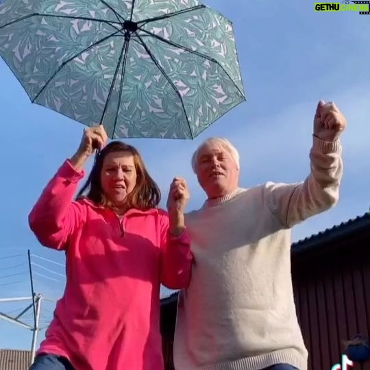 Erik Hagen - 5.5K Likes - Hvis dere lurer på hvordan dere skal få tak i en flott kar følg med nå folkens!! #itsrainingmen #theweathergirls