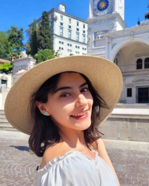 Erika Toa Russo Instagram - Un poco del turismo veraniego a 37° 🥵
...pero beeeeello! 
Esta ciudad es Udine, linda no? Una mini simil Venezia 🍾

#photobumb que no logré postear!
.
.
.
#Toa #turistlife #worldcitizen #bianchetto #Friulano #udine #Italy #summer2024 #estate2024 #hat #hot #instapic #