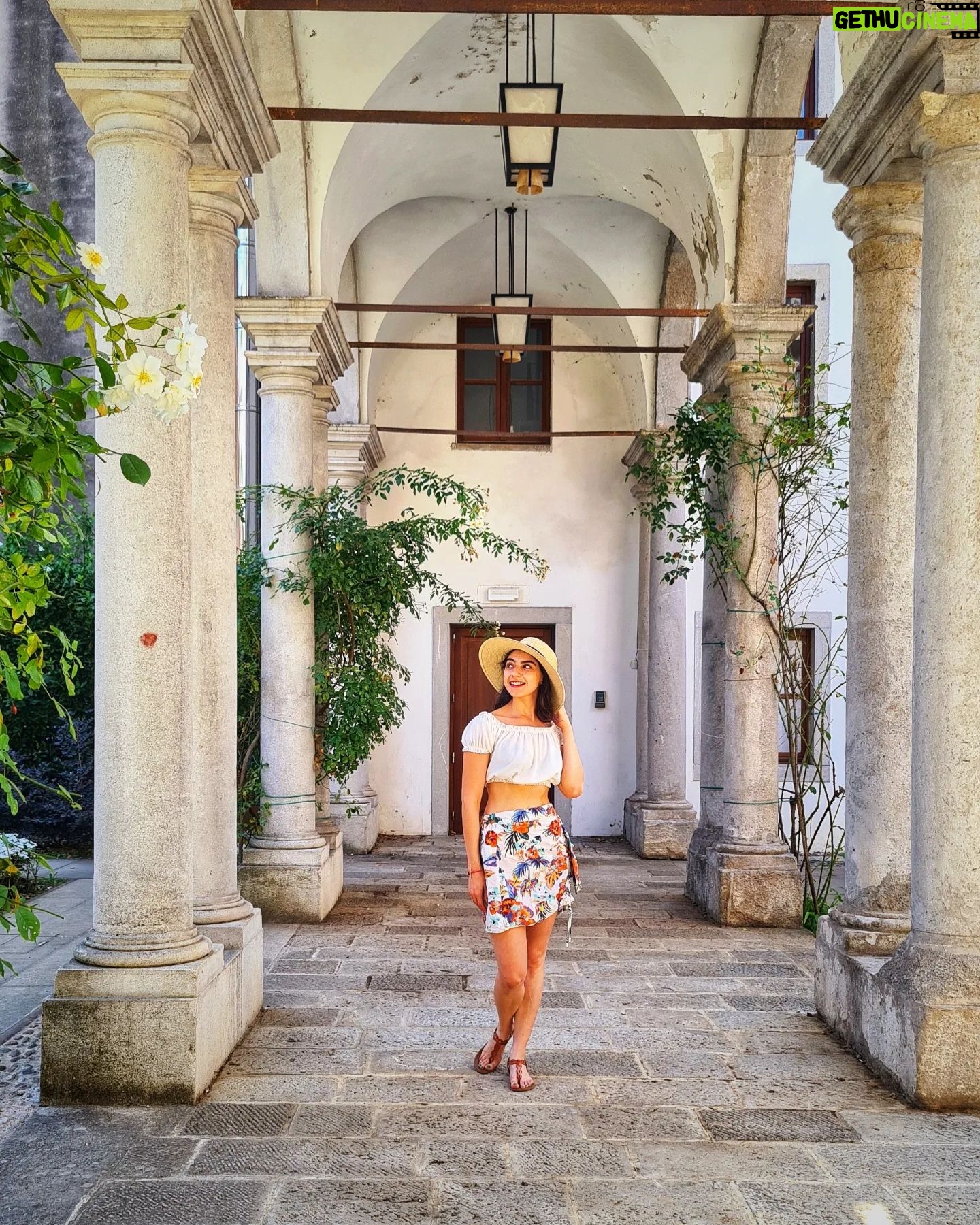 Erika Toa Russo - 13.6K Likes - Un poco del turismo veraniego a 37° 🥵
...pero beeeeello!
Esta ciudad es Udine, linda no? Una mini simil Venezia 🍾
#photobumb que no logré postear!
.
.
.
#Toa #turistlife #worldcitizen #bianchetto #Friulano #udine #Italy #summer2024 #estate2024 #hat #hot #instapic #