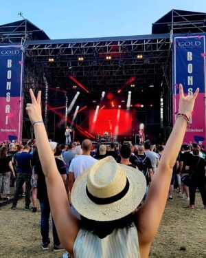 Erika Toa Russo Instagram - Concert season may begin🤟
Este año el calor es mortal, pero si lo enfrentas rockeando, todo es soportable 🥵
Empezando el verano con primera parada: 'The Warning'!
#photodumb de ayer🤩

... ni se imaginan la proxima...🙈 #staytunned