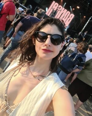 Erika Toa Russo Instagram - Concert season may begin🤟
Este año el calor es mortal, pero si lo enfrentas rockeando, todo es soportable 🥵
Empezando el verano con primera parada: 'The Warning'!
#photodumb de ayer🤩

... ni se imaginan la proxima...🙈 #staytunned