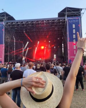 Erika Toa Russo Instagram - Concert season may begin🤟
Este año el calor es mortal, pero si lo enfrentas rockeando, todo es soportable 🥵
Empezando el verano con primera parada: 'The Warning'!
#photodumb de ayer🤩

... ni se imaginan la proxima...🙈 #staytunned