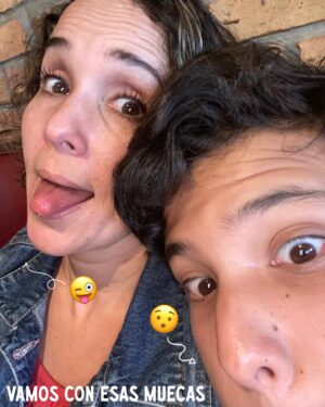 Érika Villalobos Instagram - Diecinueve años han pasado desde que soy mamá. Diecinueve años desde que di ese primer beso a la pequeña criatura que hoy ya es todo un hombre con sueños enormes, talento de sobra y un corazón de oro.
Me enseñaste a ser mamá, me hiciste las cosas fáciles siendo tan noble, me sorprendiste con tu arte y ahora -junto con tu hermana- eres mi confidente y mi soporte en los momentos más difíciles. ✨El universo me ha dado más de lo que podía pedir✨
Un año más de vida Mikael.
Y que vengan muchos más llenos de todo lo hermoso que te mereces.