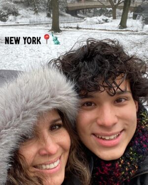 Érika Villalobos Instagram - Diecinueve años han pasado desde que soy mamá. Diecinueve años desde que di ese primer beso a la pequeña criatura que hoy ya es todo un hombre con sueños enormes, talento de sobra y un corazón de oro.
Me enseñaste a ser mamá, me hiciste las cosas fáciles siendo tan noble, me sorprendiste con tu arte y ahora -junto con tu hermana- eres mi confidente y mi soporte en los momentos más difíciles. ✨El universo me ha dado más de lo que podía pedir✨
Un año más de vida Mikael.
Y que vengan muchos más llenos de todo lo hermoso que te mereces.