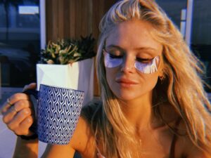 Erin Moriarty Instagram - a triumphant and sleepy touchdown. onto my decade of rest and relaxation 💕
