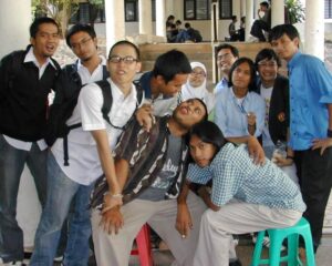 Ernest Prakasa Instagram - Dikirimin foto jaman kuliah sama @galihhh. Semoga dengan ini jadi clear ya sekarang kenapa dulu @meiranastasia kepincut.

PS: Sok ganteng lu sat @kang_au.