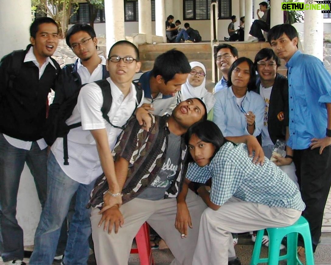 Ernest Prakasa - 30.1K Likes - Dikirimin foto jaman kuliah sama @galihhh. Semoga dengan ini jadi clear ya sekarang kenapa dulu @meiranastasia kepincut.
PS: Sok ganteng lu sat @kang_au.