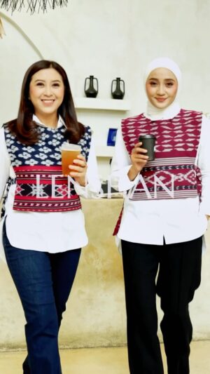 Errina GD Instagram - Vest Tenun “NUNA” back in stock❤️
Kemeja putih memang selalu pas di mix and match dengan baju apapun, apalagi kali ini kita mix dengan vest tenun “Nuna” yang modelnya unik dan lucu banget untuk temanin aktifitas kamu sehari-hari!!

Untuk detail katalog nya kalian bisa cek di sini ya:
Whatsapp : 081188811183
Shopee : Lenshan.id
Tokopedia : Lenshan
Tiktokshop : Lenshan.id
Offline Store : 
📍Ruko commercial park blok G no 17 kota wisata cibubur
📍Alun Alun Indonesia West Mall, Mall Grand Indonesia Lt 3

#tenun #vest #batikmodern #stylewithlenshan