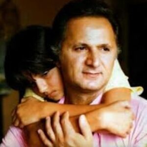 Esmael Barari Instagram - او دومین استاد دوره دانشجویی من بود که امسال بدلیل کرونا از دست دادم. مرحوم اکبر عالمی و مرحوم خسرو سینایی. هر دو معلم، هر دو دانا، هر دو صاحب سبک، هر دو حکیم و هر دو چیره دست. 
پیش از آن و سالها پیش،  مرتضی آوینی، رضا شریفی و هوشنگ طاهری را از دست داده ام. قلبم از این تاراج بزرگان بدست روزگار شکسته..💔