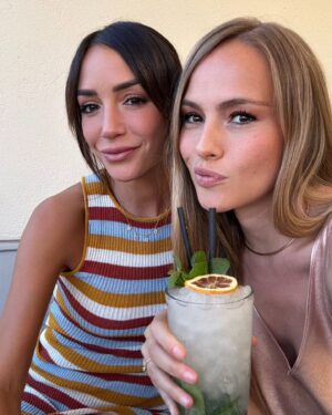 Esmeralda Moya Instagram - Tengo la suerte de rodearme de mujeres valientes, positivas, inspiradoras, pero sobre todo fuertes y luchadoras. Así es ella.

La considero amiga y la adoro ⭐️

Verano 2024.