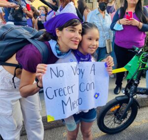 Esmeralda Pimentel Instagram - NOS CRECIERON ALAS! 💜

Por mis abuelas, por mi madre, por mi hermana Lupita, por mi sobrina Sofia, por mis cuñadas, mis primas, mis tías, mis amigas, mis colegas, mi suegra, por Ale y Ángeles, por mis perritas. 

Por todas las mujeres y niñas que nos arrebató la violencia machista, por sus familiares. 

Hoy marchamos porque LAS INFANCIAS NO SE TOCAN! 

Si tocan a una, RESPONDEMOS TODAS! 💜

Y RETIEMBLE EN SUS CENTROS LA TIERRA, AL SORORO RUGIR DEL AMOR! 💜🇲🇽💜

#8M