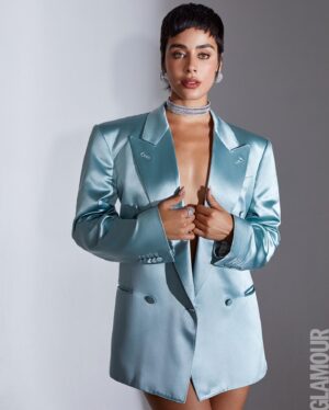 Esmeralda Pimentel Instagram - En el 2020, gracias a un vídeo, escuché por primera vez sobre el BII (Breast Implant Illness o Enfermedad de implantes mamarios.) 
El testimonio de esa chica me cambió/salvó la vida. ✨

Me sorprendió ver la cantidad de síntomas que tenía; migrañas, ataques de ansiedad, dolores en las articulaciones, diversos problemas en la piel, fatiga crónica, problemas de concentración y memoria, ojos rojos, taquicardia, falta de aire, y una larga lista de malestares debido a una toxicidad provocada por los implantes. 

Estuve 12 años visitando doctores, tomando medicamentos, haciéndome distintos estudios, probando remedios. Algunos médicos me dijeron que era “hereditario”, así que aprendí a malvivir con dolor, con ansiedad, o creer que era parte de ir envejeciendo. 

Hace 12 años, pensaba que No era suficiente, y que una cirugía me ayudaría a sentirme más segura, pero hoy entiendo que no hay factores externos ni atajos que te ahorren el proceso de aceptarte, respetarte, cuidarte, amarte. 

Amarme es aceptar mi sombra y decir “Esta También soy yo” 
Y permitirme SER, sin juzgarme, aprender a estar en calma durante los terremotos emocionales y recordar, que 
“Esto También Pasará”. 
Aprender a habitar todo el abanico de emociones y situaciones sin perderme a mi, eso también es la libertad.

Y es que, la vida, va de entender que todo es cíclico; 
a la etapa de prosperidad y alegría, le sigue una de retos complejos. Vida/muerte/vida. Y eso está bien! 

Mañana cumplo 9 meses de haberme explantado y desde entonces no hay día que no de gracias por mi salud, por mi vida, porque soy infinitamente afortunada y porque hoy me siento más bella y poderosa que nunca. 
No podemos pretender quedarnos solo en un lado de la experiencia, porque eso sería perdernos la oportunidad de descubrir que aun en la oscuridad, la vida siempre nos sostiene y nos guía. 

Cómo bien dice LC, la metamorfosis duele… pero nos regala alas para volar! 🦋

Gracias @glamourmexico por compartir mi testimonio.
Y al alto team:

📸: @estebancalderon 
💄: @robbielikemargot 
Dirección creativa y de PR @estachava 
Dirección de Fashion and Beauty: @claudiavaldeza 
Estilismo: @thecommonroom_mx 
✍🏾: @jocelyneo 
💘 @getagencia