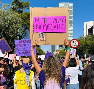 Esmeralda Pimentel Instagram - NOS CRECIERON ALAS! 💜

Por mis abuelas, por mi madre, por mi hermana Lupita, por mi sobrina Sofia, por mis cuñadas, mis primas, mis tías, mis amigas, mis colegas, mi suegra, por Ale y Ángeles, por mis perritas. 

Por todas las mujeres y niñas que nos arrebató la violencia machista, por sus familiares. 

Hoy marchamos porque LAS INFANCIAS NO SE TOCAN! 

Si tocan a una, RESPONDEMOS TODAS! 💜

Y RETIEMBLE EN SUS CENTROS LA TIERRA, AL SORORO RUGIR DEL AMOR! 💜🇲🇽💜

#8M