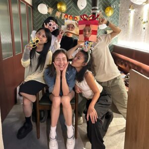 Esther Liu Instagram - 收穫了很多很多愛
每個心意跟驚喜
都把我感動的亂七八糟

還好
平時對大家挺好
生日時大家對我好好🥹

讓我們一直這樣好來好去
好到天荒地老

深深愛著所有愛我的以及我愛的

#love