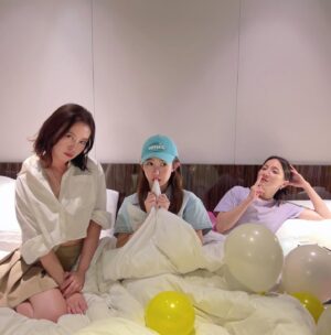 Esther Liu Instagram - 這女孩 @yaokuo  生日
照片表示
要她先過我這關的意思😏
我做男友老踏實了😂

每年都可以合體的我們🫶🏻
每年都要開房間😂😂😂😂

親愛的女孩
生日快樂🎉