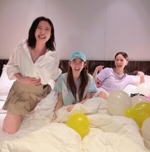 Esther Liu Instagram - 這女孩 @yaokuo  生日
照片表示
要她先過我這關的意思😏
我做男友老踏實了😂

每年都可以合體的我們🫶🏻
每年都要開房間😂😂😂😂

親愛的女孩
生日快樂🎉