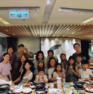 Esther Liu Instagram - 這女孩 @yaokuo  生日
照片表示
要她先過我這關的意思😏
我做男友老踏實了😂

每年都可以合體的我們🫶🏻
每年都要開房間😂😂😂😂

親愛的女孩
生日快樂🎉